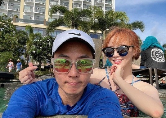 Lee Eun-joo and Andy had a date at a swimming