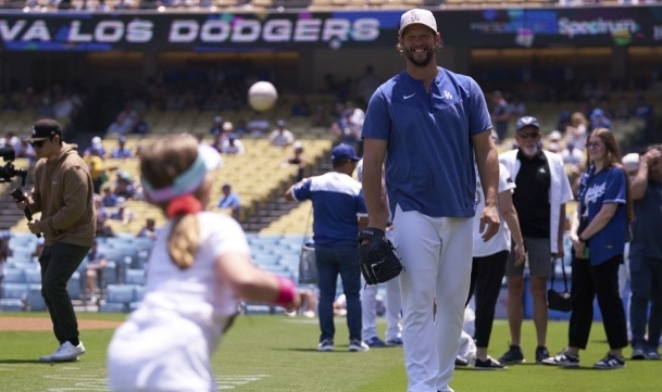 MLB Dodgers ace Kershaw took the mound on the 17th